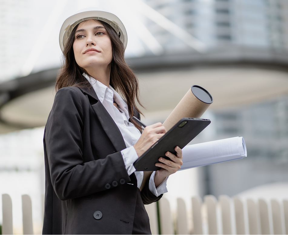 Profesional revisando planos de desarrollo inmobiliario
